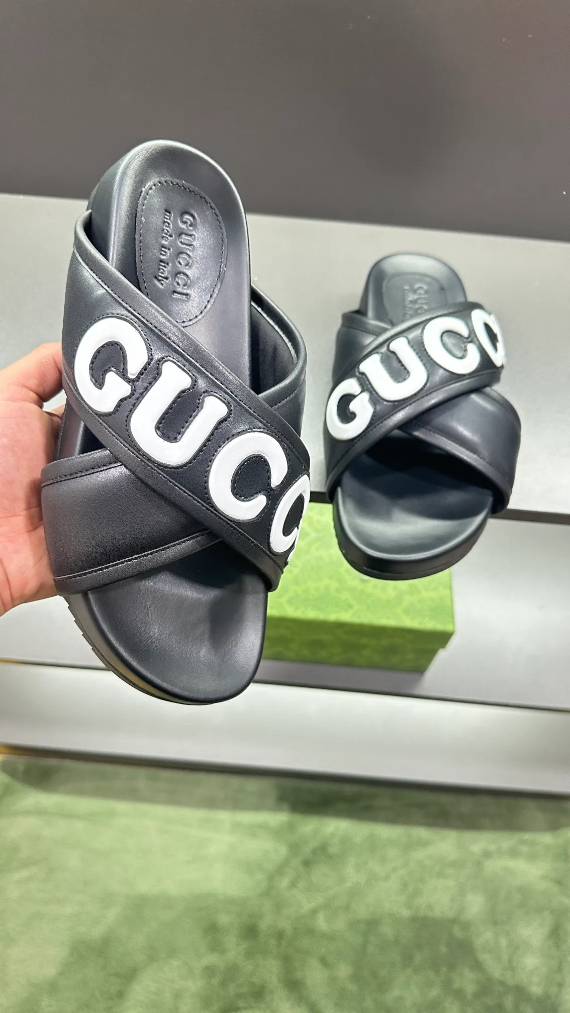 [G Family Couple Style] P: 320💰Female size 36~40 Men's size 39~45, (46. Custom-made GG slippers for men and women. This slipper is made of GG polyester fiber and is decorated with a Gucci label on the front, which adds a striking logo feel to the style. Beige GG recycled polyester fiber, same size for men and women, leather trim